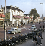 859546 Gezicht op het Stationsplein te Utrecht met links Hotel Terminus (Stationsplein 12).